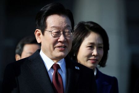 　韓国の李在明大統領（写真左）は１３日、高市早苗首相と奈良市で会談する。中国の習近平国家主席と５日に会談したばかりで、日中両国との関係のバランスを模索する。韓国・城南市で４日撮影（２０２６年　ロイター／Kim Hong-Ji）