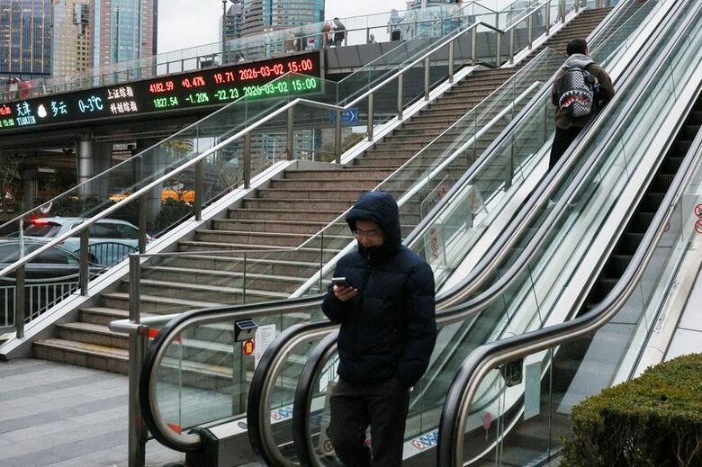 写真は上海の金融街の株価ボード。3月2日、上海で撮影。REUTERS/Go Nakamura