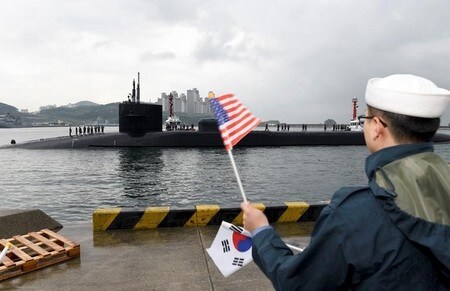 　４月２７日、米国のマクマスター大統領補佐官（国家安全保障担当）と韓国の金寛鎮国家安全保障室長は、北朝鮮がさらなる挑発行為に出た場合、「迅速な懲罰手段」を取ることで合意。写真は２４日、韓国・釜山に入港する米潜水艦「ミシガン」。提供写真　（２０１７年　ロイター/ Jermaine Ralliford/Courtesy U.S. Navy）