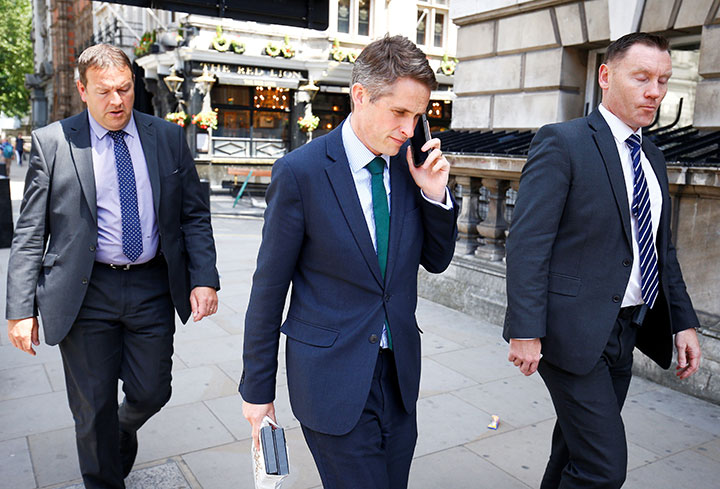 歩きスマホも当たり前？らしいウィリアムソン英国防大臣　Henry Nicholls-REUTERS