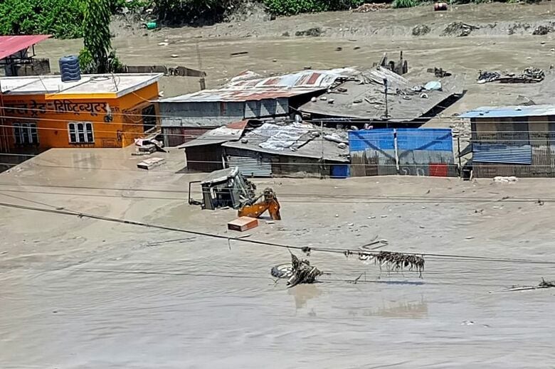 ネパールのダディン郡で発生した土石流による家屋の損壊と道路の冠水。８月２６日携帯電話で撮影。REUTERS