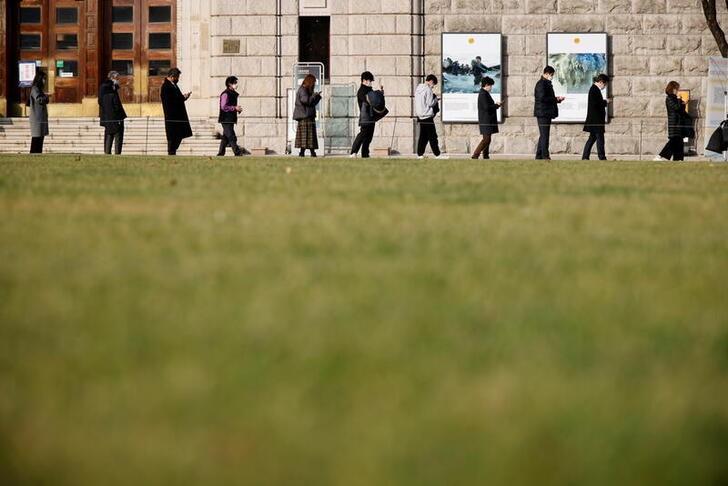 韓国で報告された新型コロナウイルスの新規感染者が初めて7000人を超え、重症者数も過去最多を更新した。写真はソウルの新型コロナ検査施設で順番を待つ市民ら。11月撮影（2021年　ロイター／Heo Ran）