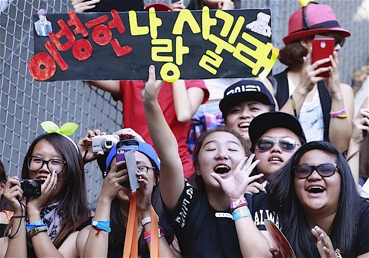 かつてはコンサート会場など限られた場所でしか見かけなかったハングルだったが……。写真は2014年ロサンゼルスで行われたK-POPコンサート会場で。REUTERS/Jonathan Alcorn