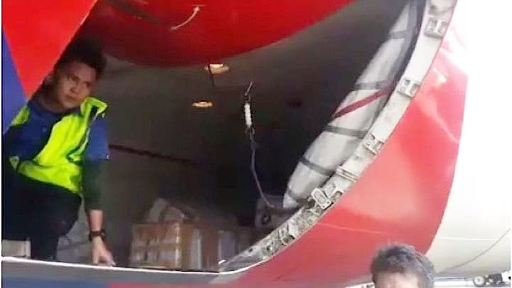 ドリアン2025Kgが積み込まれていたインドネシア機の荷物室　KOMPASTV / YouTube