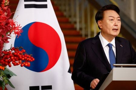 １月１５日、韓国の尹錫悦大統領は、雇用促進を図るため、今年で終了する国内半導体産業への投資に対する税控除を延長すると表明した。写真はハーグで２０２３年１２月撮影（２０２４年　ロイター／Piroschka van de Wouw）