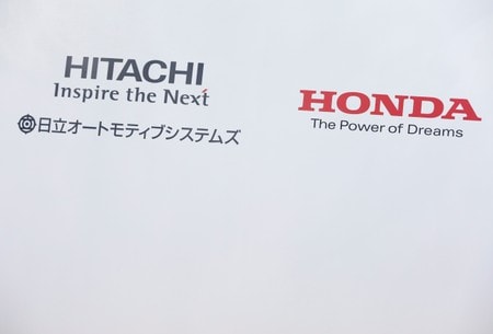 　１０月３０日、日立製作所は傘下の自動車部品メーカーをホンダ<7267.T>系の３社と合併させる方針を固めたとの報道について、同日の取締役会に付議する予定であり、決定次第速やかに公表する、とのコメントを発表した。写真は日立オートモーティブシステムとホンダのロゴ。２０１７年２月７日、東京で撮影（２０１９年　ロイター/Kim Kyung-Hoon）