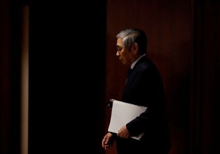 日銀の黒田東彦総裁は２５日、中央銀行が気候変動に対応して行動する際には、金融システムの安定確保という責務に沿って考えることになると述べた。写真は記者会見場に入る黒田総裁。２０１９年撮影。（2021年 ロイター/Kim Kyung-Hoon ）