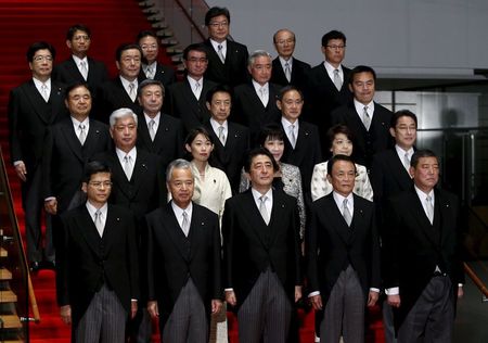 　１０月７日、第３次安倍改造内閣が正式に発足。１９人の閣僚のうち麻生太郎副総理兼財務・金融担当相など主要閣僚を中心に９人を再任した（２０１５年　ロイター/YUYA SHINO）