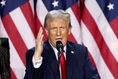 米司法省は８日、イランの精鋭軍事組織「革命防衛隊」が支持するトランプ前米大統領の暗殺計画に関与したとしてイラン在住のファルハド・シャケリ容疑者を起訴したと明らかにした。写真は演説するトランプ氏で米フロリダ州で６日に撮影（２０２４年　ロイター/Brendan Mcdermid）
