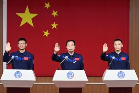 中国の有人宇宙船「神舟１６号」が現地時間３０日午前９時３１分（日本時間同日午前１０時３１分）に打ち上げられ、宇宙飛行士３人が同国独自の宇宙ステーションに向かった。写真は５月２９日、酒泉衛星発射センターで撮影（２０２３年　China Daily via REUTERS）