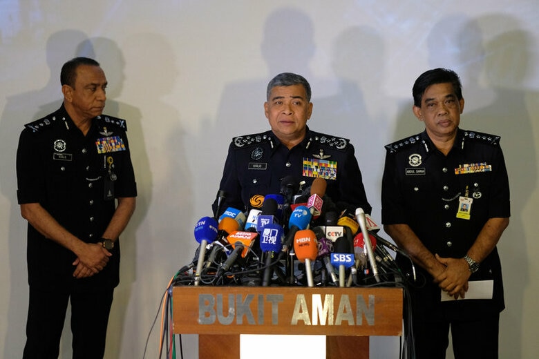 ２月２４日、マレーシア警察は、北朝鮮の金正恩朝鮮労働党委員長の異母兄、金正男氏がクアラルンプール国際空港で、猛毒の神経剤ＶＸガスを使って殺害されたことを受け、放射性物質の痕跡がないかどうか、同空港およびその他の施設をくまなく捜索すると発表した。写真中央はカリド・アブバカル警察長官。２２日クアラルンプールの警察本部で行われた記者会見で撮影（２０１７年　ロイター／Athit Perawongmetha）