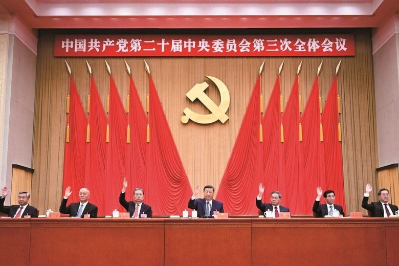 習（中央）はイデオロギーと中国経済の現実の折り合いをどうつけるか（第20期3中全会、24年7月）　XINHUA／AFLO