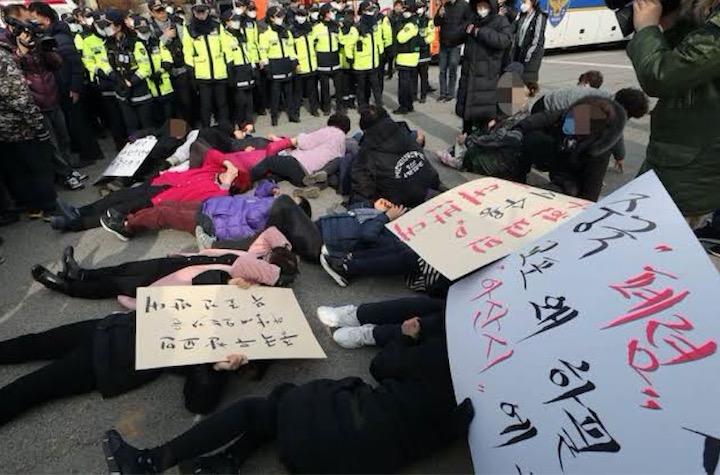 武漢からの帰国者の隔離施設に反対する韓国市民　　　聯合ニュースTV-YouTube