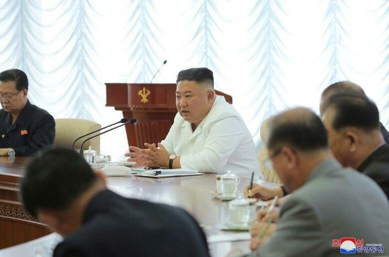 朝鮮中央通信(KCNA)は、北朝鮮で朝鮮労働党の政治局会議が開かれ、金正恩委員長(中央)が出席したと報じた。化学業界を含めた経済プロジェクトについて話し合われたという。写真はKCNAが7日に提供(2020年　ロイター)