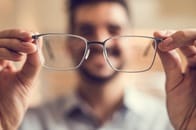 認知機能が高い人は、眼鏡が必要となる遺伝子を持つことが明らかに