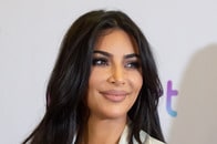 迫力バストの「はみ乳」ルック、トップレス姿も披露...キム・カーダシアンの過激投稿にネット騒然