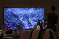 土石流で行方不明の外国人、23カ国・261人と中国当局