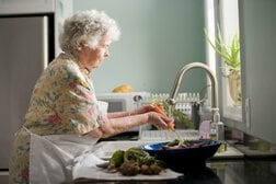 高齢者の「食料不安」で認知症リスクが4倍近くに 研究