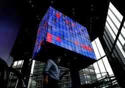 日経平均は一時4％超安、半導体株が軒並み下落　中東情勢も重し