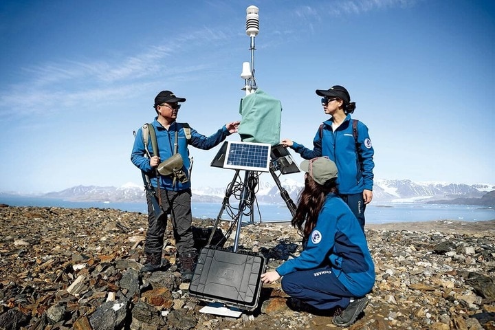 スバールバル諸島の氷河調査に向かう途中で機器をチェックする調査隊