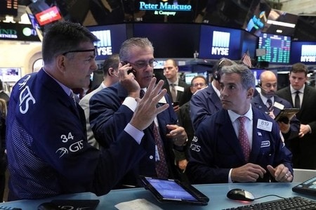 　８月３日、米国株式市場は、ダウ工業株３０種の終値が７営業日連続で過去最高値を更新。Ｓ＆Ｐ総合５００種とナスダック総合は、主力ハイテク銘柄の売りが響いて下落した。写真はニューヨーク証券取引所、７月撮影（２０１７年　ロイター／Brendan McDermid）