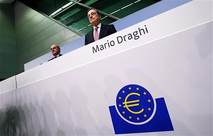 欧州中央銀行（ＥＣＢ）は１２日の理事会で、利下げや量的緩和（ＱＥ）の再開など一連の追加金融緩和策の導入を決定した。写真右は会見するドラギ総裁（２０１９年　ロイター/RALPH ORLOWSKI）