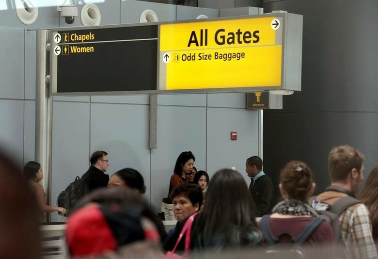 ７月５日、米有権者の１０人に６人が、米国に近い親族がいることを証明できなければ一部イスラム圏からの入国を禁止する制限措置の復活を支持していることが世論調査で分かった。写真は５月、ニューヨーク市のジョン・F・ケネディ国際空港で撮影（２０１７年　ロイター/Joe Penney）