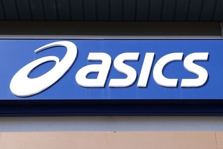 写真はアシックスのロゴ。２０２２年２月、ニューヨーク州セントラルバレーにある店舗で撮影。 REUTERS/Andrew Kelly