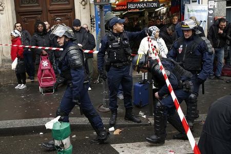１月７日、パリ北部の警察署で刃物を持った男が「アラー・アクバル（神は偉大なり）」と叫びながら侵入を図り、警官に射殺された。写真は警察署周辺を警備する警察官（２０１６年　ロイター/BENOIT TESSIER）