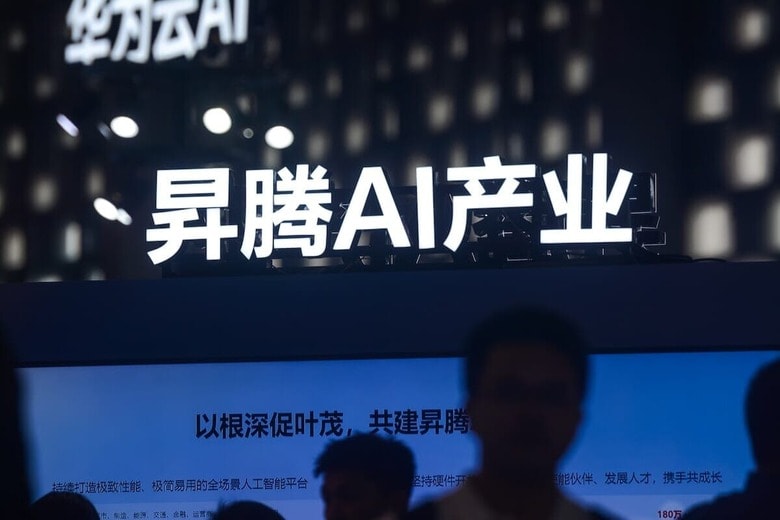ファーウェイのAI半導体「Ascend」のロゴ（2023年、上海のAI展示会）　Photo by Ying Tang/NurPhoto