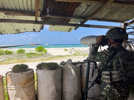 　フィリピンは１６日、南シナ海全域に対する中国の主権主張を拒否すると表明し、スカボロー礁がフィリピンの領土ではないとフィリピン人外交官がかつて認めたという中国大使館の主張に異議を唱えた。写真は２月、ティトゥ島で撮影（２０２６年　ロイター／Karen Lema）