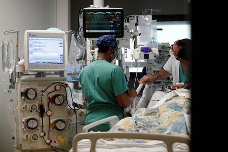 米ワシントン大学保健指標評価研究所（ＩＨＭＥ）は、新型コロナウイルス感染症による世界の死者が累計で約６９０万人と、各国の公式発表の２倍超に達している可能性があるとの分析を発表した。フランス・パリ近郊の病院内の集中治療室（ＩＣＵ）のようす。４日撮影（２０２１年　ロイター／Benoit Tessier）