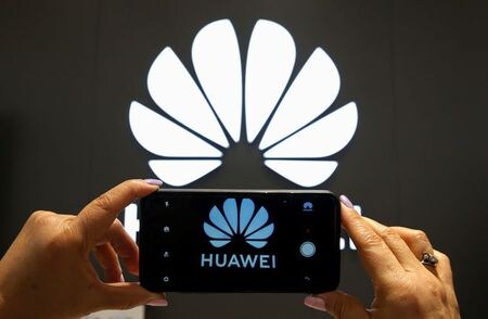 　５月１日、調査会社カナリスが公表したデータによると、第１・四半期の中国スマートフォン市場で米アップルと中国の通信機器大手、華為技術（ファーウェイ）がともにシェアを拡大した。写真はファーウェイのロゴ。チリのビニャ・デル・マールで昨年７月撮影（２０２０年　ロイター／Rodrigo Garrido）