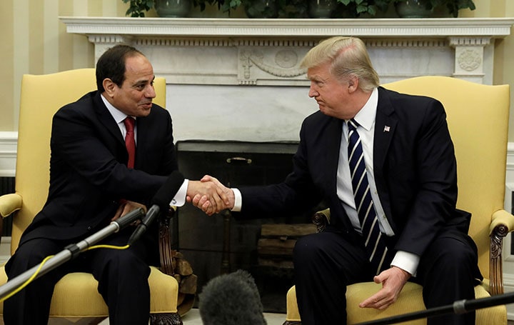 エジプトのシシ大統領（左）と固い握手を交わすトランプ　Kevin Lamarque-REUTERS