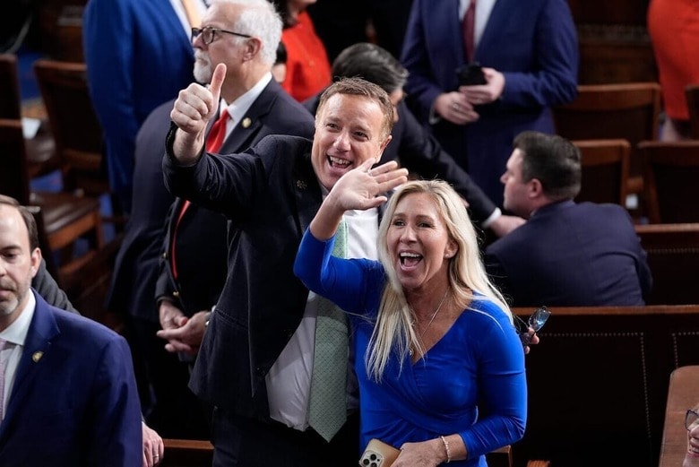 米連邦議会の共和党席から演説を控えたトランプ大統領に手を振る熱烈MAGA議員で陰謀論者のグリーン（右）（3月4日）　USA TODAY Network via Reuters Connect