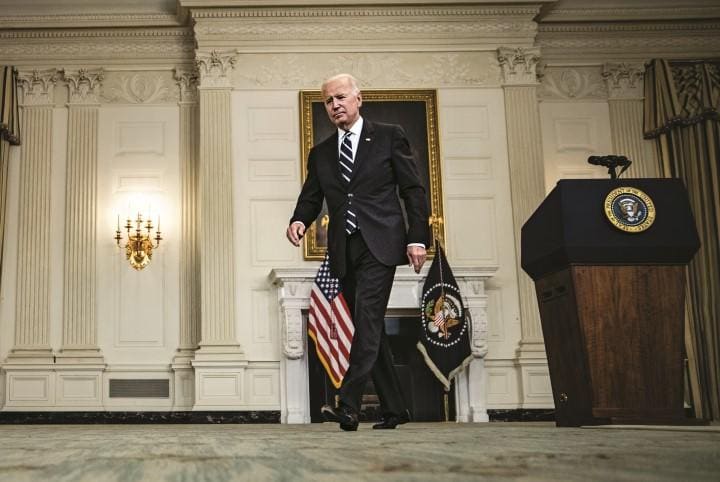 看板政策の法案成立が難航するなかでバイデンは党内調整に奔走した　SAMUEL CORUMｰBLOOMBERG/GETTY IMAGES