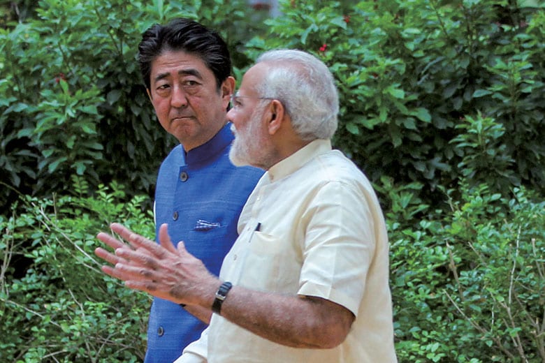 訪印した安倍首相を歓迎するモディ首相（今年9月） Amit Dave-Reuters