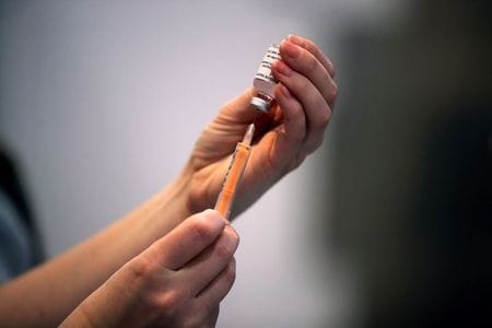 　２月１３日、英オックスフォード大学は、英製薬大手アストラゼネカと共同開発した新型コロナウイルスワクチンについて、子供と未成年に対する初の中期臨床試験（治験）を開始したと発表した。写真は１月、英ブラックバーンのワクチン接種会場で撮影（２０２１年　ロイター／Molly Darlington）