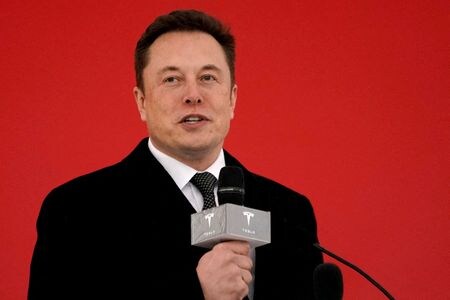 　６月２日、米電気自動車（ＥＶ）大手テスラのイーロン・マスク最高経営責任者（ＣＥＯ）は８月１９日に予定していた「ＡＩ（人工知能）デー」を９月３０日に延期するとツイッターに投稿した。２０１９年１月撮影（２０２２年　ロイター/Aly Song）