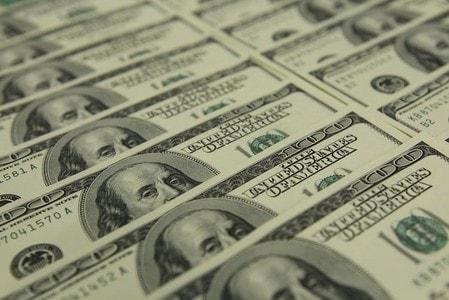 　６月１０日、日本の金融機関などがドル建て投資を行う際のドル調達コストが半年ぶりの高水準に達している。写真はブダペストで２０１１年１１月撮影（２０１６年　ロイター/Laszlo Balogh）