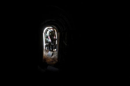 ガザ地区ハンユニスの病院地下トンネルに座るイスラエル軍兵士、2025年6月8日撮影　REUTERS/Ronen Zvulun