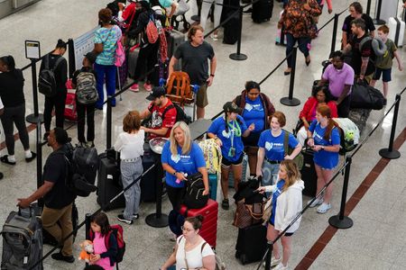 米運輸省は３日、２０２３年の米航空会社の国内便の欠航が少なくともこの１０年で最低となったと発表した。写真はハーツフィールド・ジャクソン・アトランタ国際空港で２０２２年６月撮影（２０２４年　ロイター／ELIJAH NOUVELAGE）