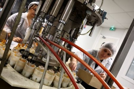 フランス、マルセイユ近郊の香水工場で昨年８月撮影　REUTERS/Manon Cruz