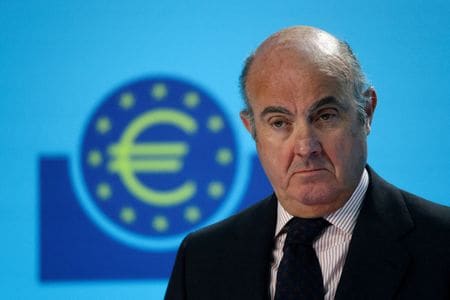 欧州中央銀行（ＥＣＢ）のデギンドス副総裁は２５日、米債券市場で長期債利回りが短期債利回りを下回っていることについて、米国の成長とインフレが「重要な減速」に向かっていることを示していると述べた。写真は２０２２年１２月、フランクフルトで記者会見するＥＣＢのデギンドス副総裁（２０２３年　ロイター／Wolfgang Rattay）