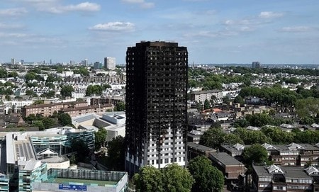 　６月２２日、英国のメイ首相は、７９人の死者・行方不明者を出したロンドンの高層公営住宅（写真）の火災を受けた調査で、国内の多数の高層住宅の外壁に可燃性の被覆材が使用されていることが分かったと議会で明らかにした。１６日撮影（２０１７年　ロイター/Hannah McKay）