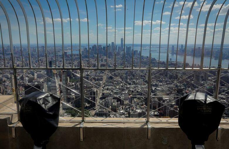 新たなウイルス感染症のパンデミック(世界的大流行)が常態化する可能性に備え、保険会社が新種の商品を生み出している。ニューヨークで6月撮影(2020年　ロイター/Mike Segar)