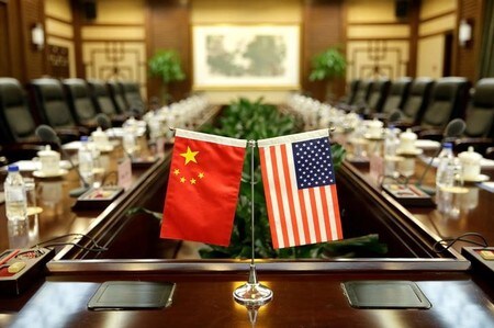 　６月１６日、トランプ米政権が総額５００億ドルの中国製品に輸入関税をかけると発表したことに対し、中国国営メディアは強い批判を展開した。写真は米中の国旗。北京で昨年６月撮影（２０１８年　ロイター/Jason Lee）