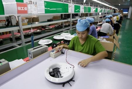 　中国国家統計局が３０日発表した１１月の製造業購買担当者景気指数（ＰＭＩ）は５０．３と７カ月ぶりの高水準だった。写真は深センの工場の生産ライン。２０１９年８月撮影（２０２４年　ロイター/Jason Lee）