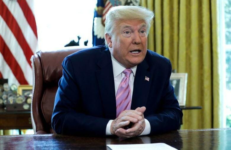 トランプ米大統領が新型コロナウイルスの治療法に関して、消毒液の注射などを試してみるのはどうかと発言したことについて、医師や専門家らは24日、無責任な発言で絶対に真似をしないよう呼び掛けた。写真は4月10日、ホワイトハウスの執務室で記者団に語るトランプ大統領（2020年　ロイター／Yuri Gripas）
