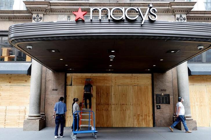 米ニューヨーク市のデブラジオ市長は２日、白人警官による黒人男性暴行死を受けた抗議デモの激化を踏まえ、前日発令した夜間外出禁止令を７日まで継続すると明らかにした。写真は略奪が起きたメーシーズで出入り口を塞ぐ作業員ら（２０１９年　ロイター/MIKE SEGAR）